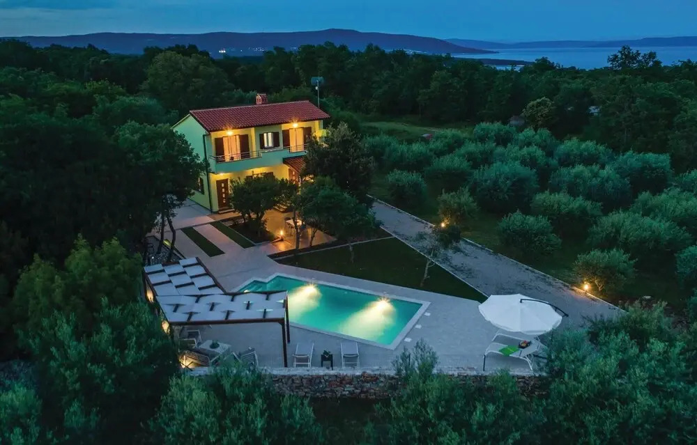 Lovely Home In Peruski