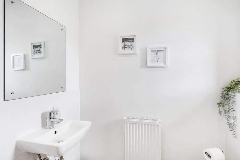 Foxherne 6 Bed & 3 Bath Serviced Hse -20