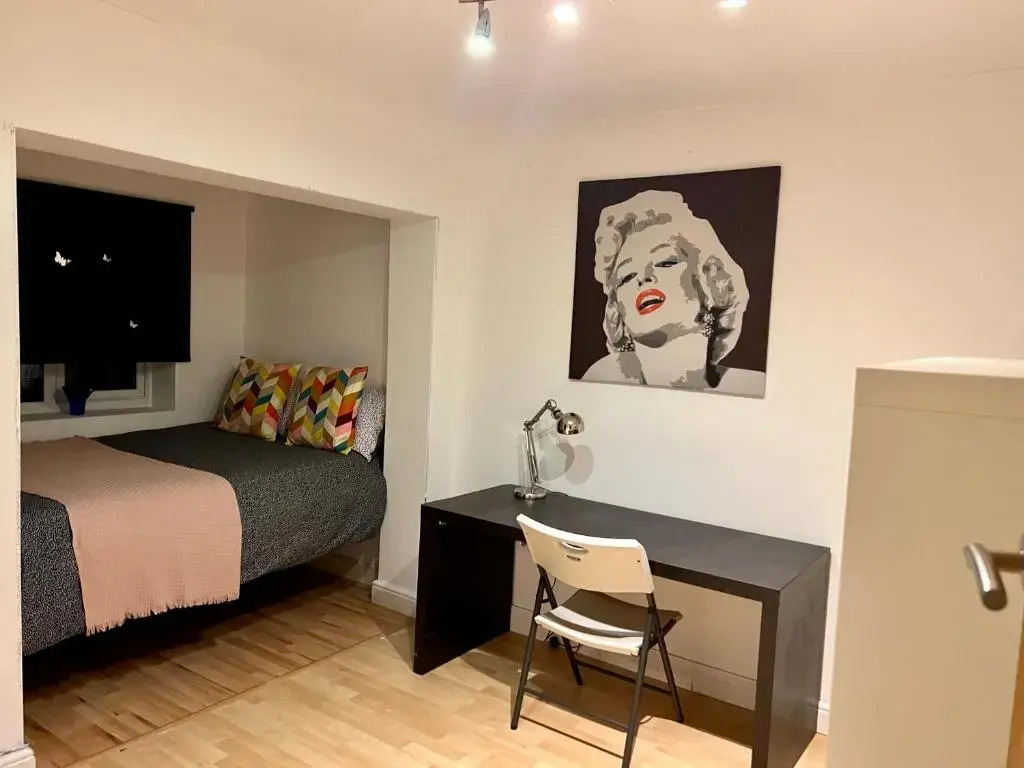 Gorgeous Cosy Home 2 Miles From Heathrow Airport