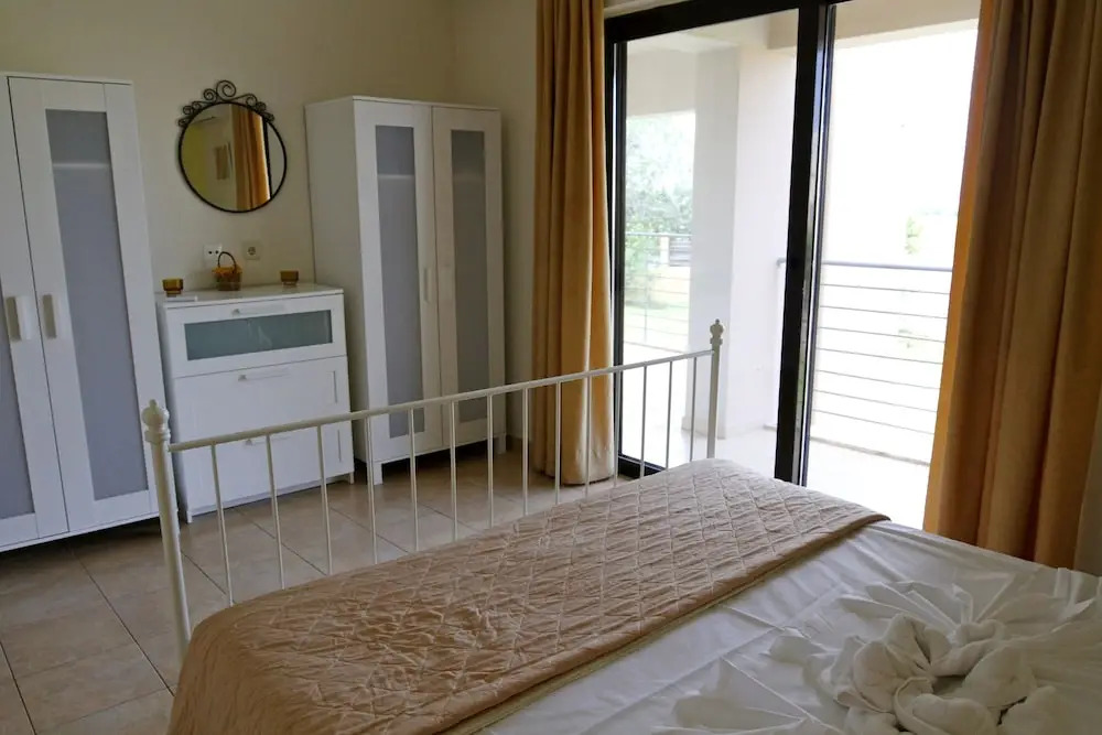 Xenos Villa 2 With 5 Bedrooms private swimming pool, near the sea