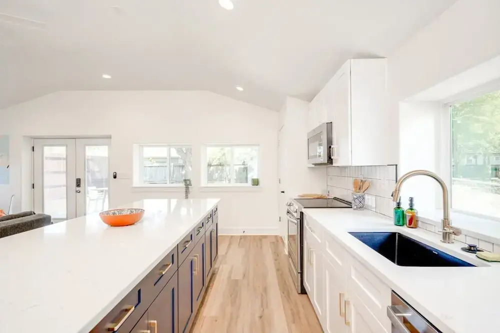 Modern 3 2 two Kings hot tub Fire pit 16min to Wine Trail Nearby Pickleball Courts Pools