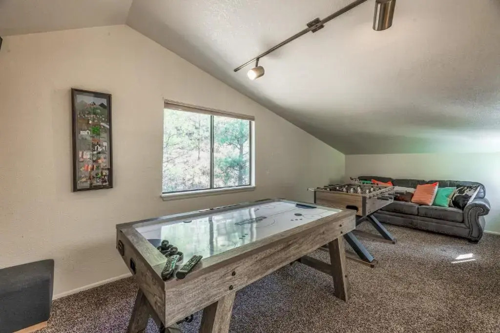 Cabin on the Creek, 2 Bedrooms, Sleeps 6, Hot Tub, Fireplace, Pet Friendly