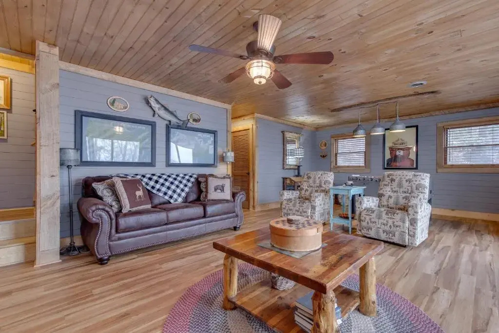 Swiss Bear Haus, 4 Bedrooms, Hot Tub, Pool Access, Sleeps 12