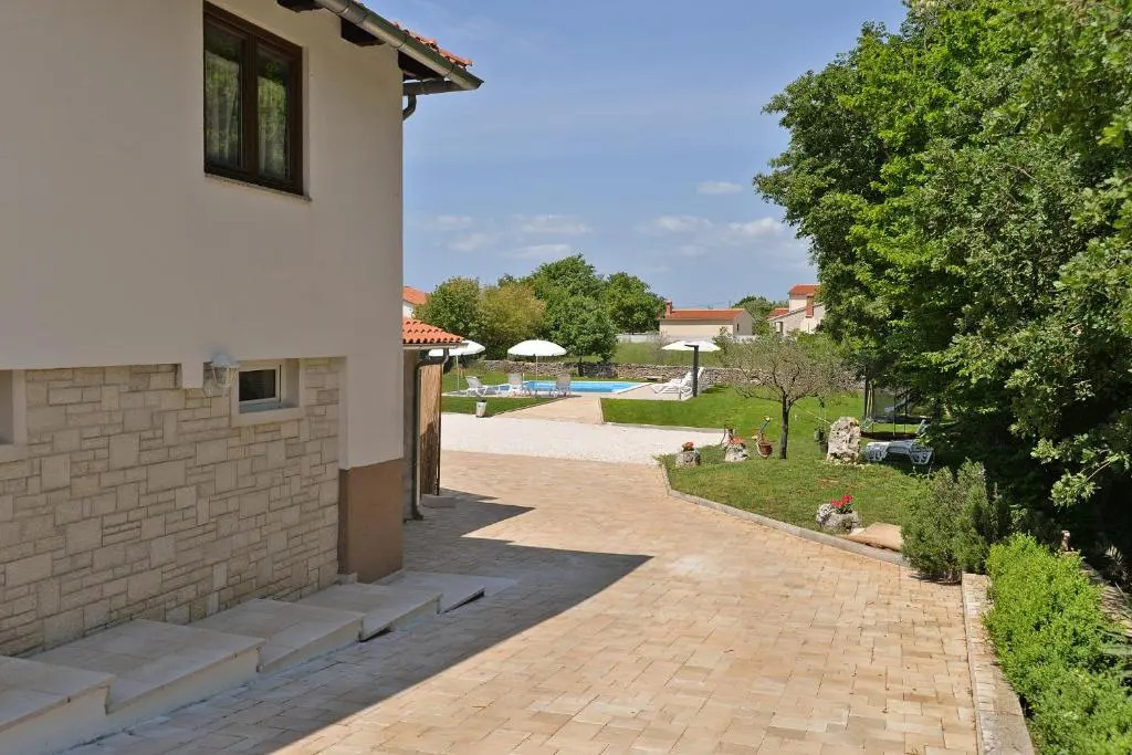 Apartment Modrusani 1561