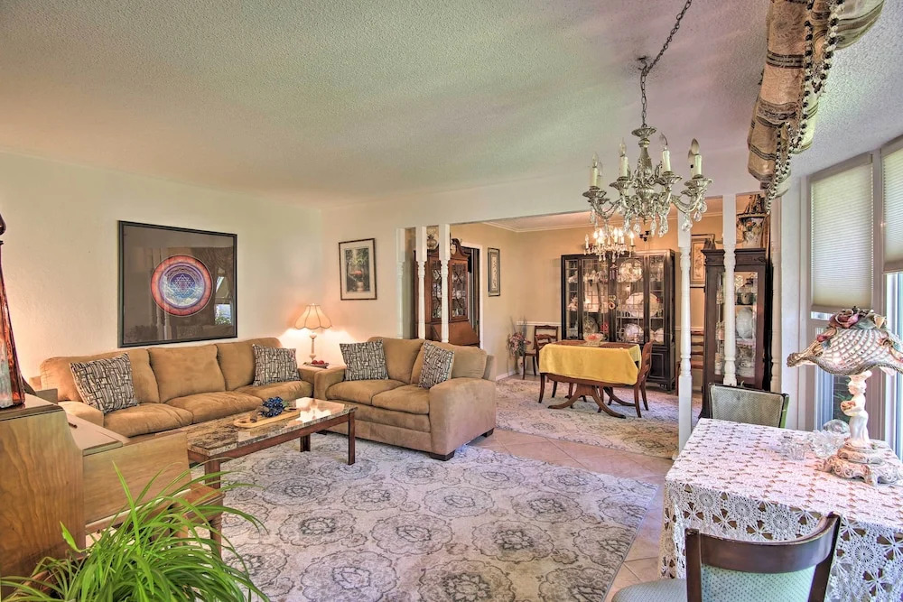 Private Home w/ Hot Tub & Patio Near Dtwn Tulsa