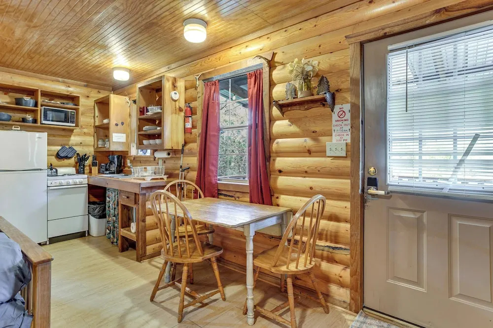 'cedar Falls Cabin 4': Nestled by Honey Creek