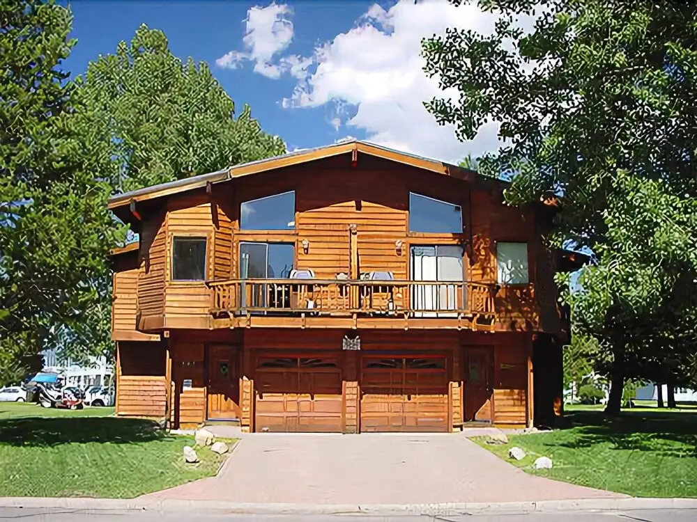 587-589 Danube Dr 6 Bedroom Home