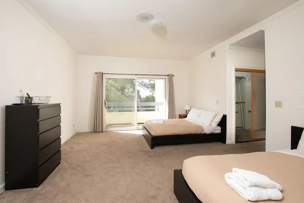 Sunny Pasadena Mansion, Sparkling Heated Pool & Projector Room!