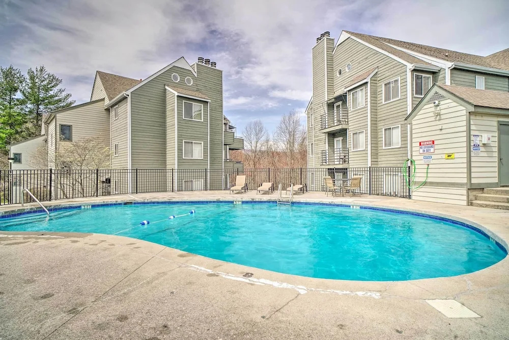 Gatlinburg Condo w/ Balcony: 4 Mi to Downtown!, Gatlinburg