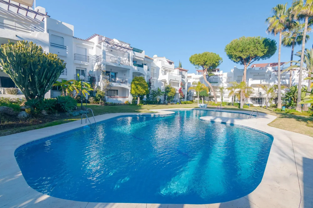 11226 - Modern beach side duplex penthouse.