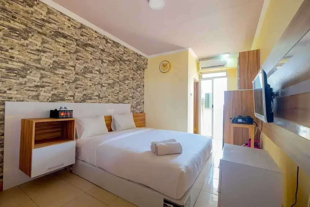 Minimalist and Comfy Studio at Pluit Sea View Apartment By Travelio