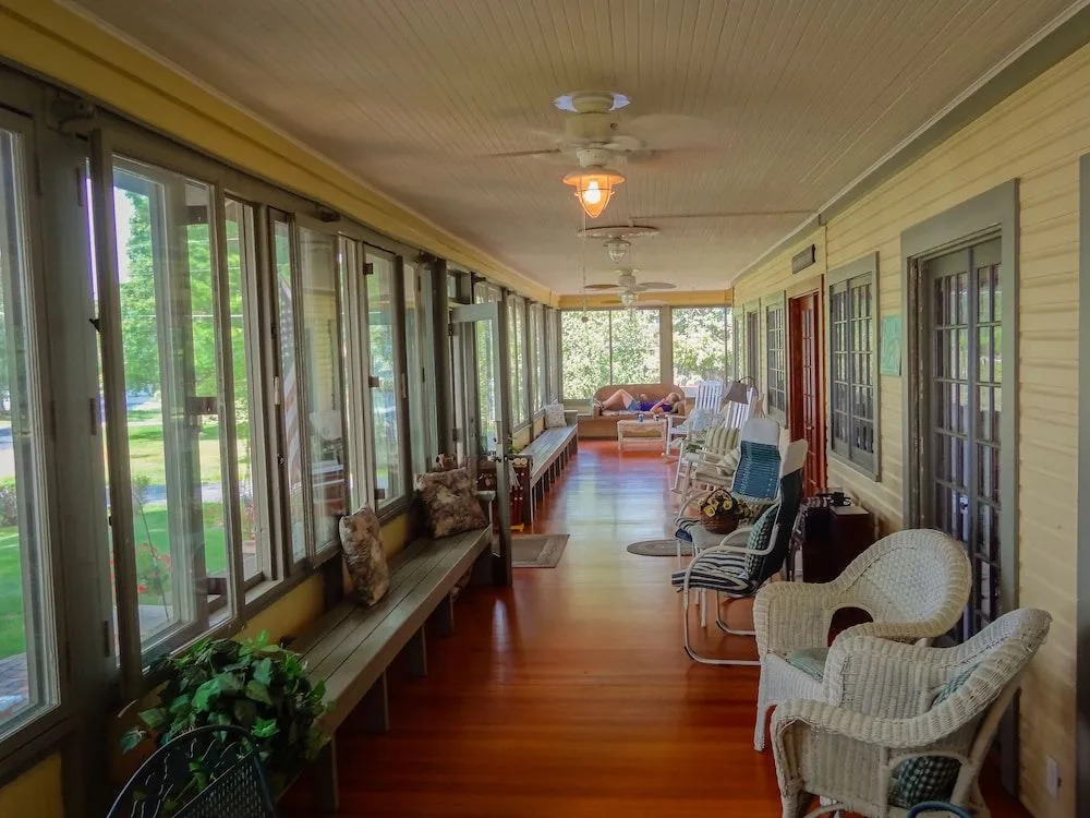 Lake Ripley Lodge w Lake Front Rooms, Grand Porch, Kayaks & Paddleboard