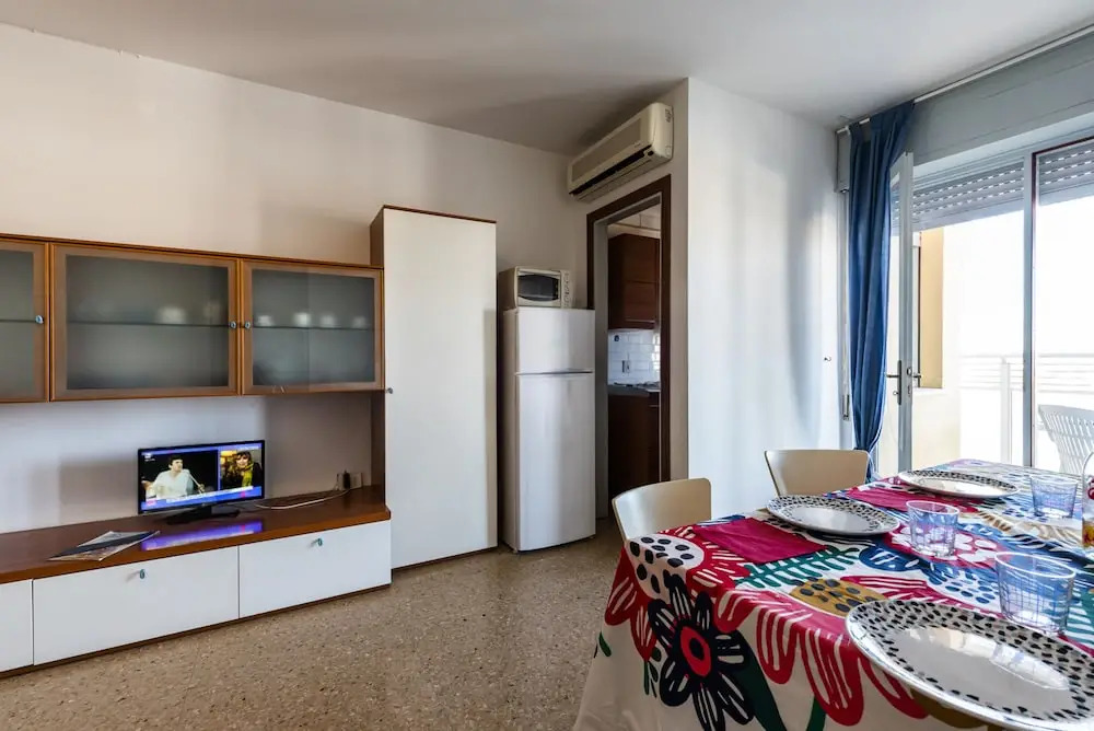 Inviting Apartment With Lateral sea View