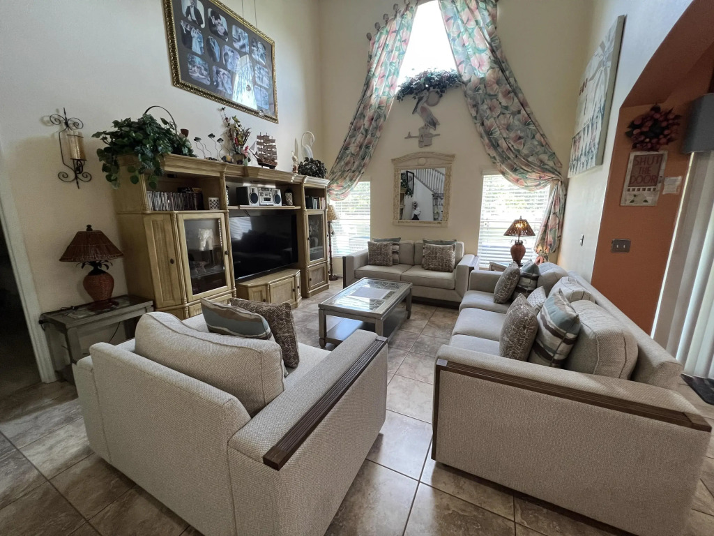 Luxury Lakeside Pool & Spa Home close to Disney, Kissimmee, US