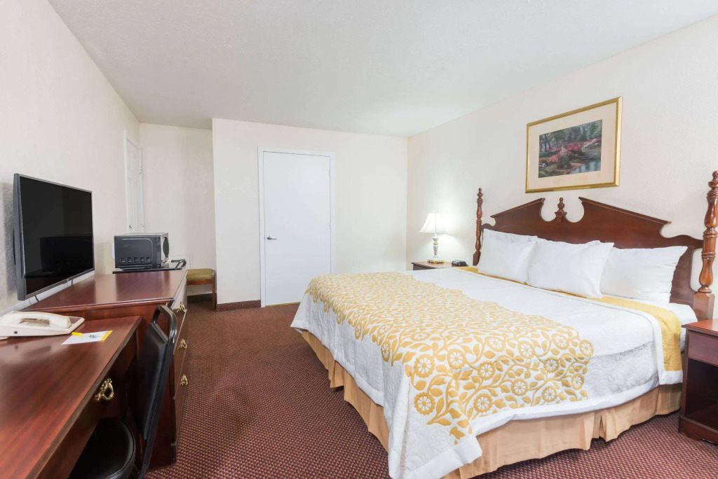 Days Inn by Wyndham Amherst OH - Near Cleveland Cedar Point & Lake Erie