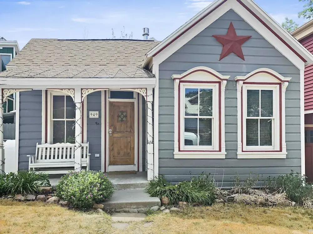 Brekke's Basecamp 3 Bedroom Home by RedAwning