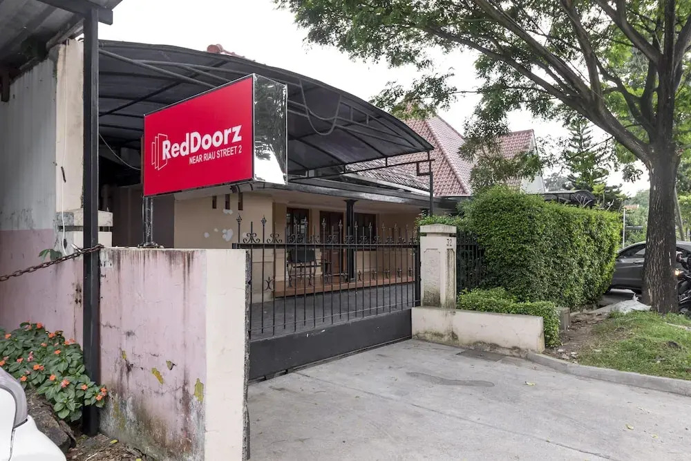 RedDoorz Plus near Riau Street 2
