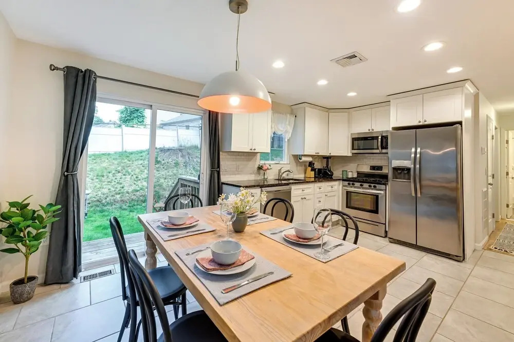 Walk to Shops & Dining: Glen Cove Apt w/ Yard!