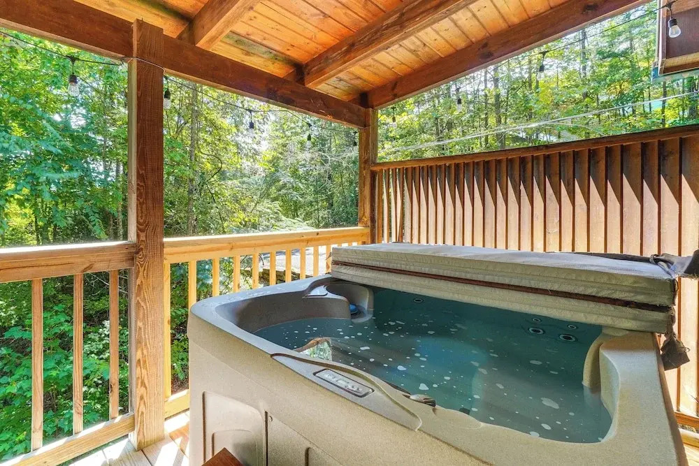 Hot Tub & Game Area: Rustic Cabin 5 Mi to Gsmnp