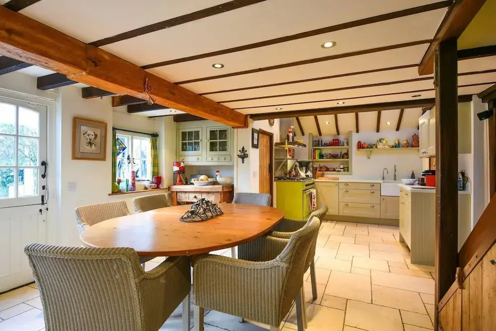 Lovely 4-bed House in Village of Sandhurst