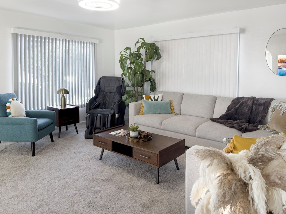 Quaint Mid-century Cottage by the Coast