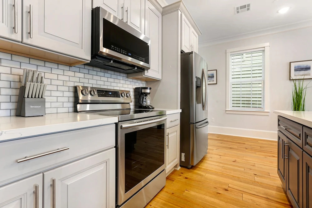 Modern 5 BR Condo - Large Pool - Near Everything