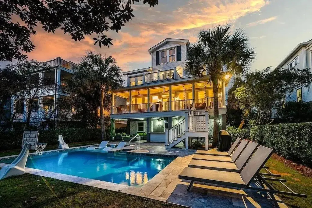 Luxury Modern Home- Steps 2 Beach, Private Pool/Bar, Sleeps 16, 7 BD-5.5 BR- 'The Lucky Penny'