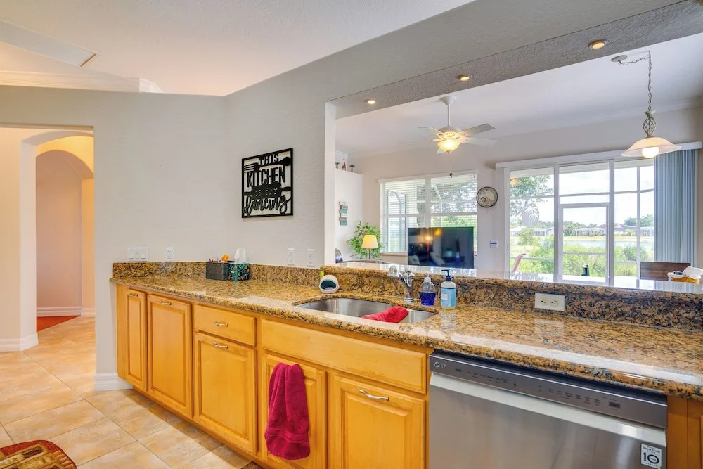 Pool Access & Lake-view Lanai! Port Charlotte Gem