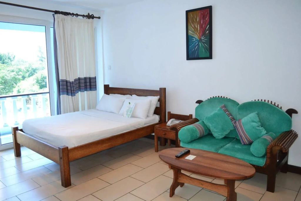 Cowrie Shell Beach Apartments Official