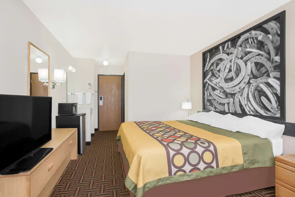 Super 8 by Wyndham Bloomfield