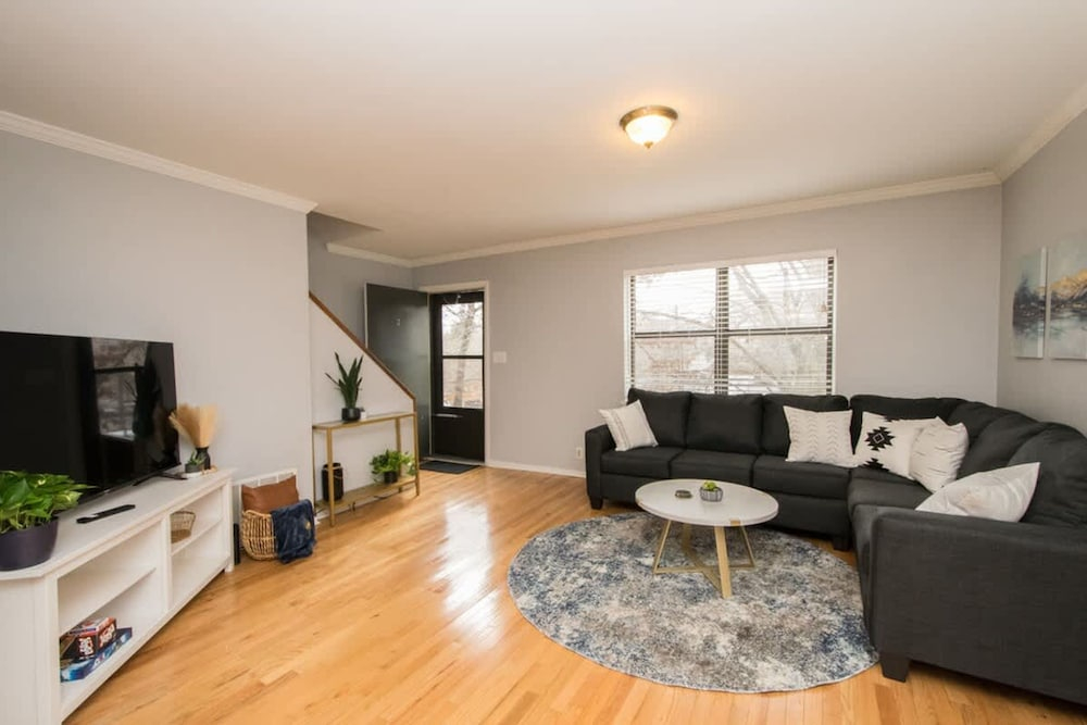 Walkable 2BR Condo Near Greenway Mission