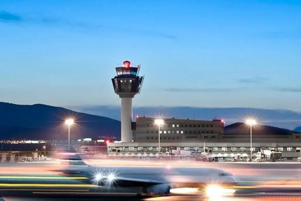 Lux House next to the Airport of Athens. Transport 24h