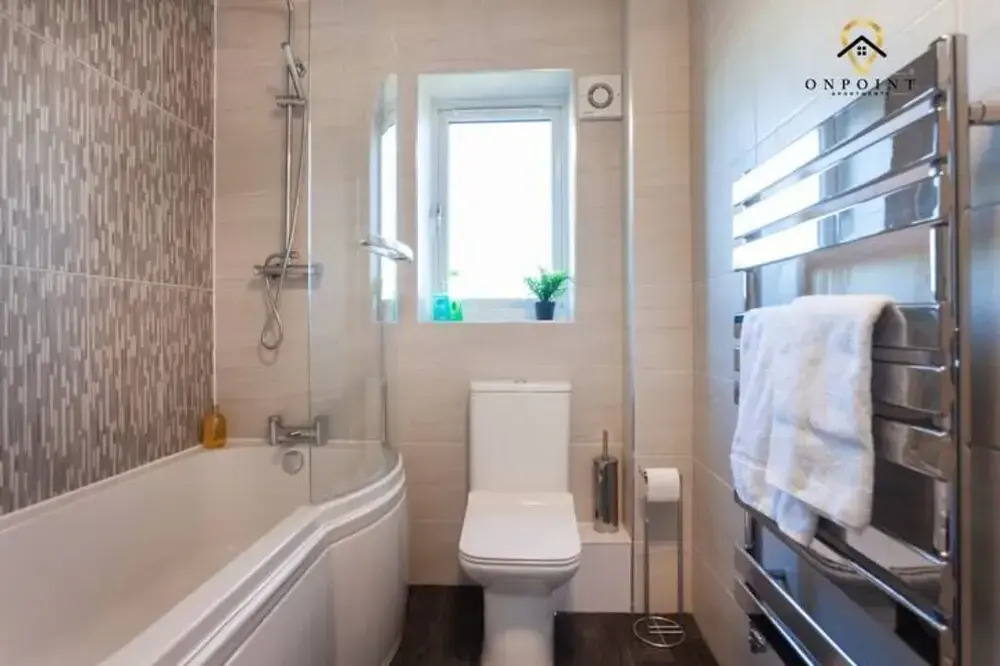 Modern 3-Storey Apartment & Free Parking