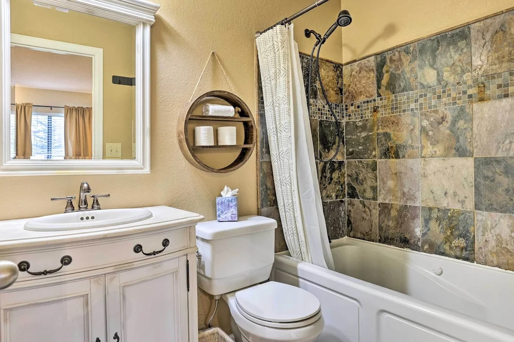 Cozy Mountain Fraser Condo w/ Pool & Hot Tub!