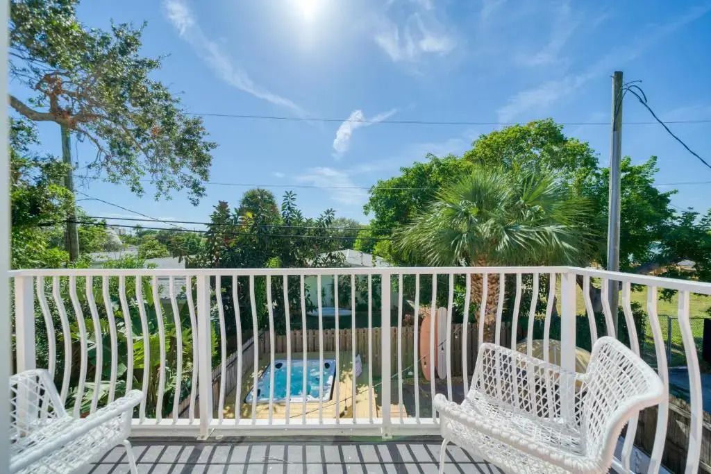 Luxury Villa, 2 Blocks from the Beach, Hot Tub