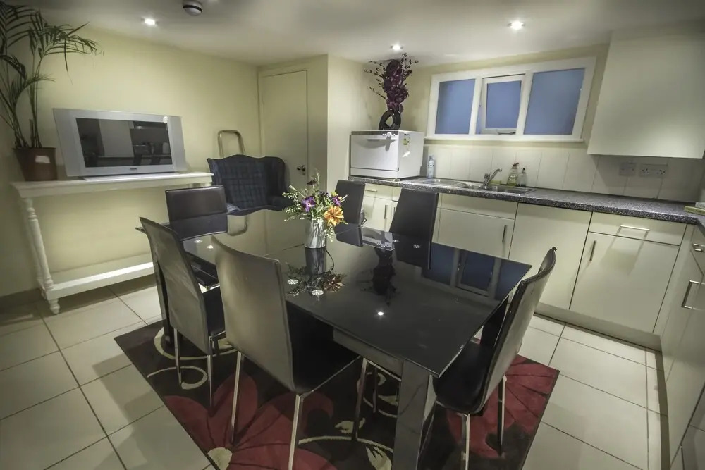 ROCH Lovely Townhouse 4 Bed 2 Bath