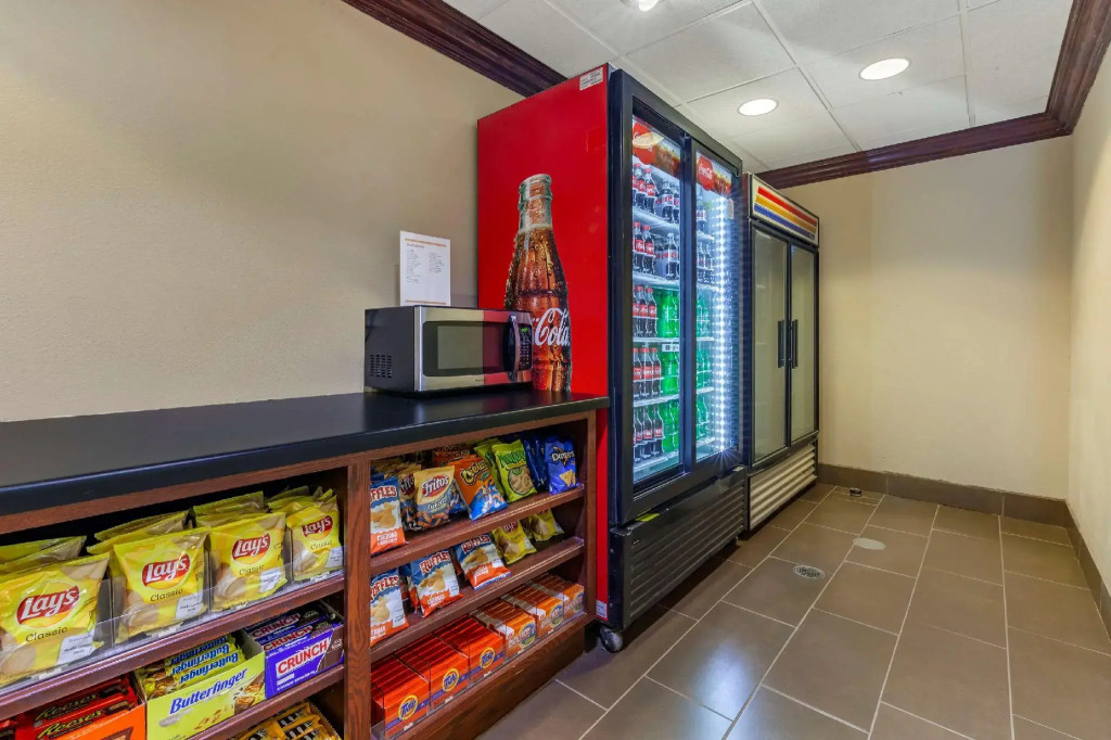 Holiday Inn Express & Suites Milwaukee NW - Park Place by IHG
