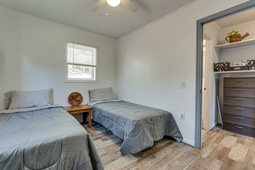 Lovely Smoky Mountain Cottage w/ Deck + Views!
