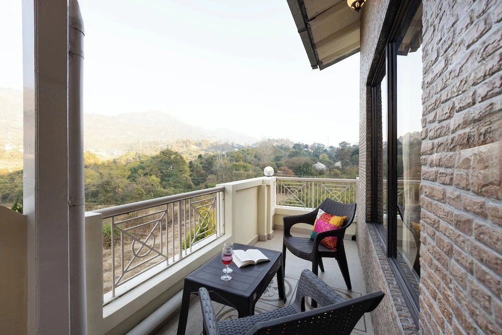 Alaya Stays Rainmist 4BHK PetFriendly