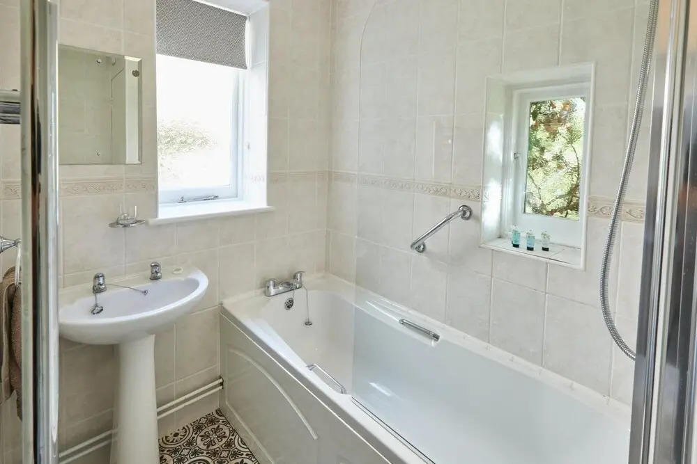 Host Stay Leafy Garden Apartment