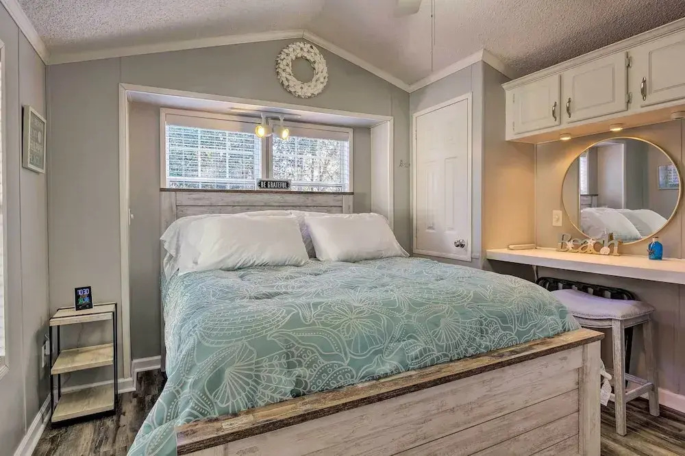 Walk to Beach: Miramar Tropical Cabana w/ Deck!