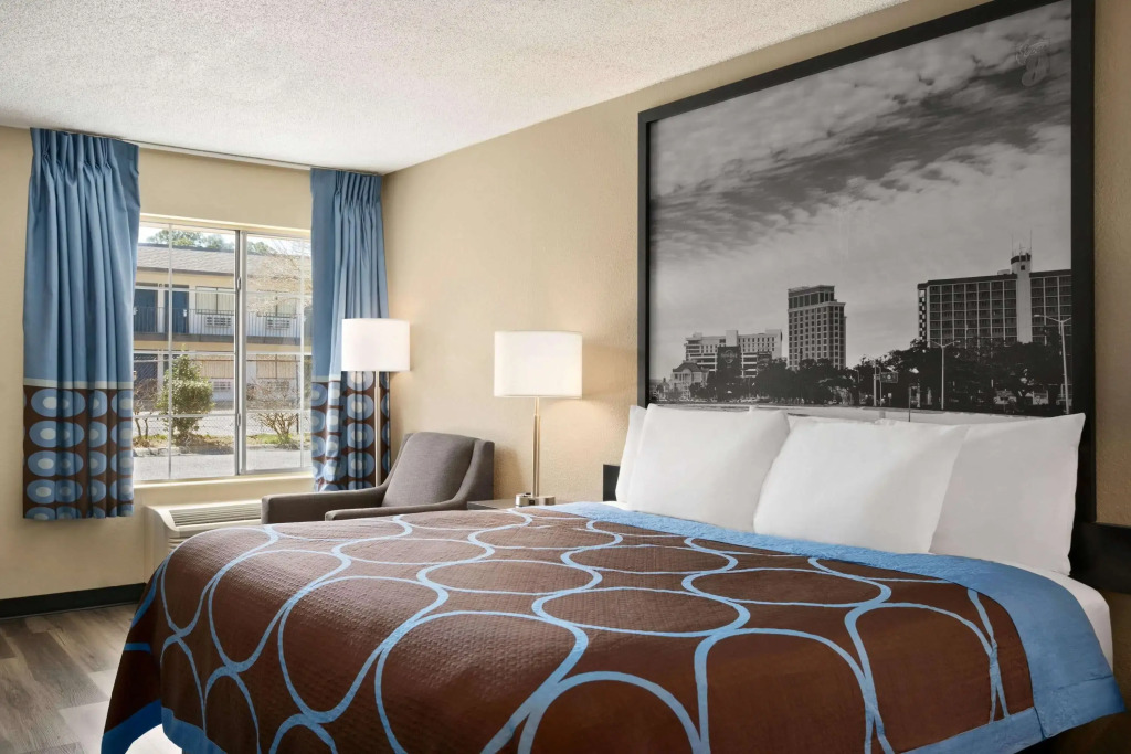 Super 8 by Wyndham Gulfport Airport NW Near Biloxi