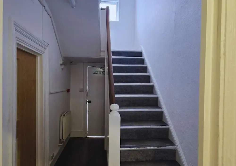 PRIVATE ROOM In TOWN CENTRE FREE PARKING WI FI AND PATIO WITH AA STAY LTD