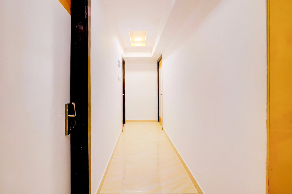Hotel Classio Inn - Near Kokilaben Hospital, Andheri West Mumbai