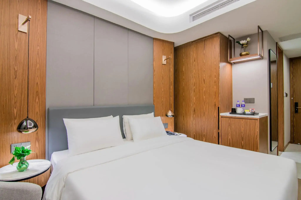 Yitel Collection (Shanghai Qiantan Sanlin world Creative Park) Road)