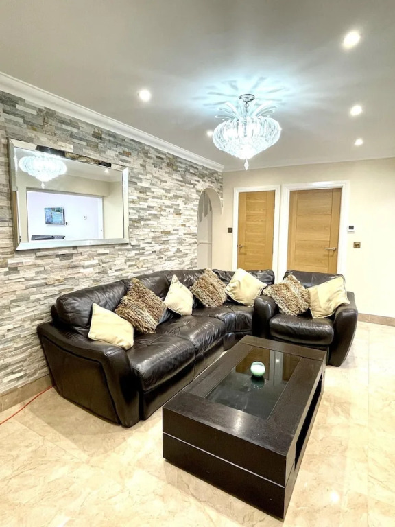 New Luxury Modern House Near Airport Free Parking