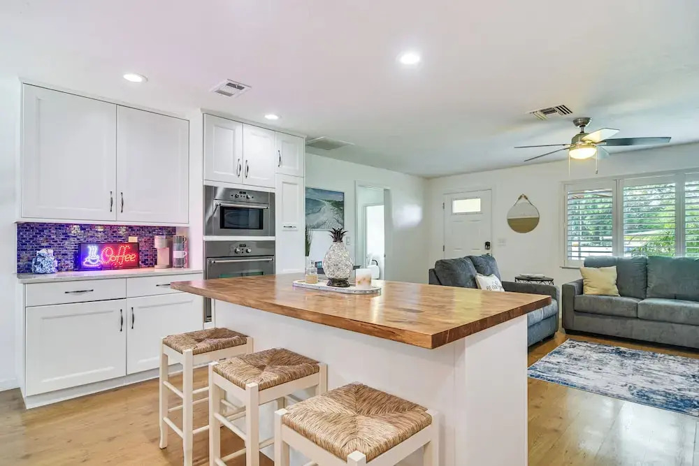 Pool & Patio Paradise! Largo Escape 4 Mi to Beach