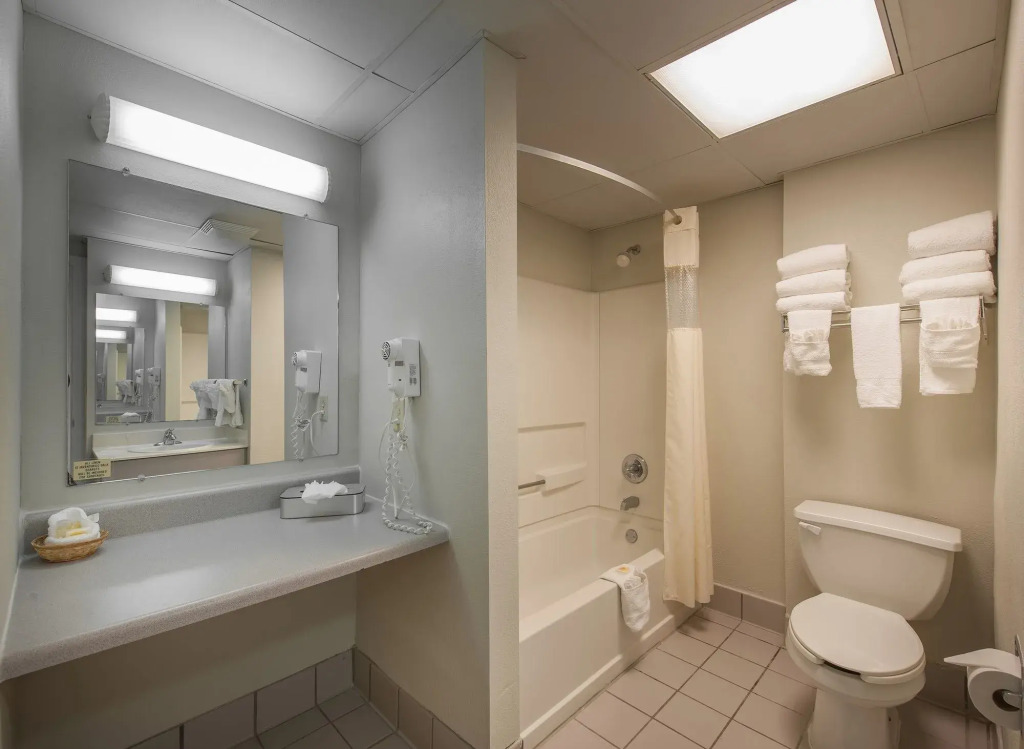 Days Inn & Suites by Wyndham Jekyll Island