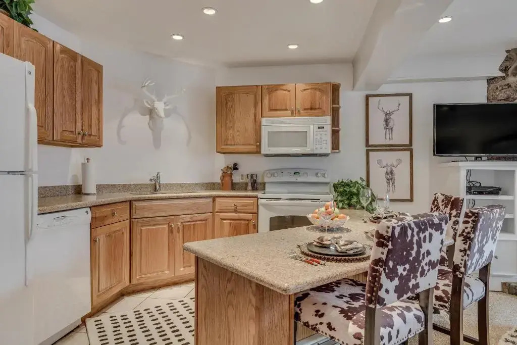 Laurelwood Condominiums Studio Premier Unit 304