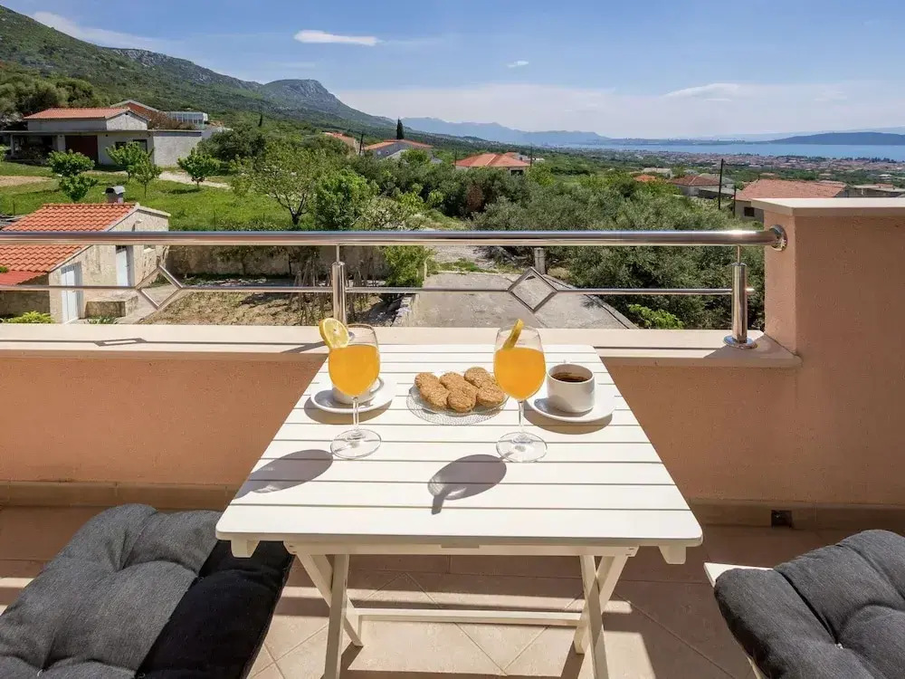 Sea-view Retreat, Kastel